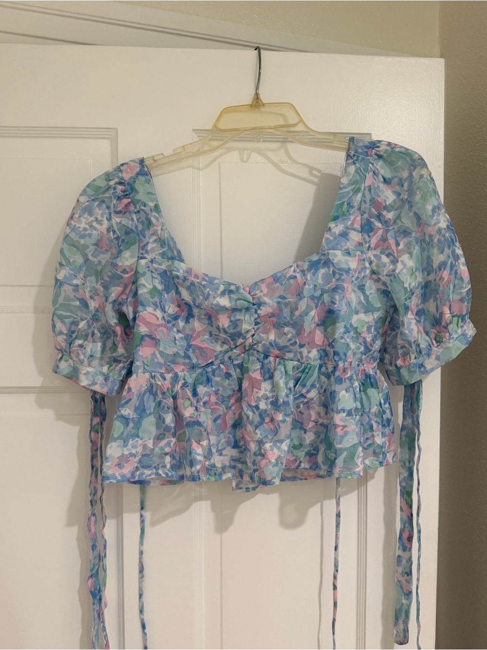 Lena Pastel Floral Puff-Sleeve Crop Top in Blue and Pink